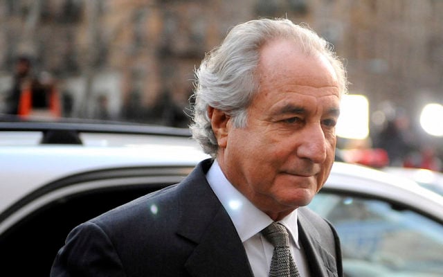 Bernie Madoff arrivant à la cour fédérale de Manhattan, le 12 mars 2009 (Crédit : Stephen Chernin / Getty Images via JTA) Bernie Madoff arrivant à la cour fédérale de Manhattan, le 12 mars 2009 (Crédit : Stephen Chernin / Getty Images via JTA)