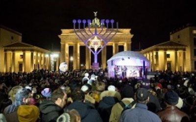 La Porte de Brandebourg, à Berlin, lors de Hanoukka, le 6 décembre 2015. (Crédit : Jorg Carstensen / DPA / AFP)