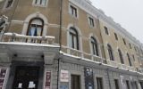 Le théâtre juif d'Etat roumain à Bucarest (Crédit : AFP/Daniel Mihailescu)