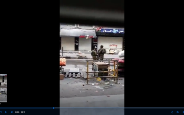 Un soldat israélien vole apparemment un fruit à un vendeur palestinien durant une manifestation violente dans la ville de Hébron, le 10 décembre 2017 (Capture d'écran)