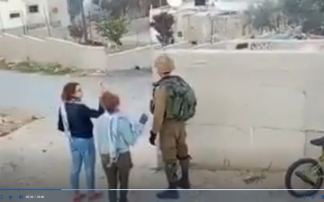 Deux jeunes femmes provoquent un soldat israélien à Nabi Saleh (Capture d'écran)