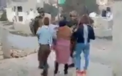 Extrait de la vidéo des cousines Tamimi provoquant des soldats israéliens devenue virale sur Internet (Capture d'écran)