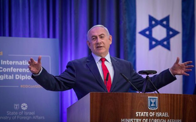 Le Premier ministre Benjamin Netanyahu prend la parole lors de la conférence internationale sur la diplomatie numérique au ministère des Affaires étrangères à Jérusalem, le 7 décembre 2017. (Crédit : Hadas Parush / Flash90)