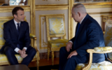 Emmanuel Macron (g) rencontre Benjamin Netanyahu à l'Élysée, le 10 décembre 2017 à Paris. (Crédit : GPO)
