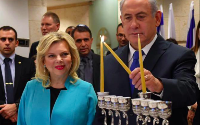Benjamin Netanyahu et son épouse Sara allument la première bougie de Hanoukka, le 12 décembre 2017 (Crédit : חיים צח, לע״מ) Benjamin Netanyahu et son épouse Sara allument la première bougie de Hanoukka, le 12 décembre 2017 (Crédit : חיים צח, לע״מ)