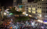 Des Israéliens brandissent des pancartes et scandent des slogans lors d'une manifestation contre la corruption, à Tel Aviv le 23 décembre 2017. (Crédit : Miriam Alster / Flash90)