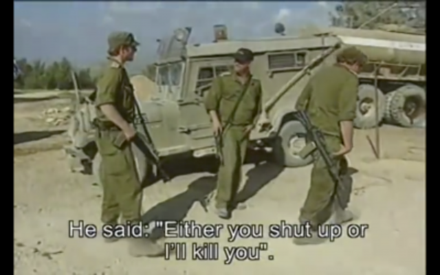 Le lieutenant-colonel Nissim Magnagi et deux autres soldats israéliens marchant à côté d'une jeep dans le film « Jenin, Jenin » qui a faussement prétendu que les soldats israéliens avaient commis un massacre dans la ville de Cisjordanie pendant l'opération Bouclier défensif en avril 2002. (Capture d'écran)
