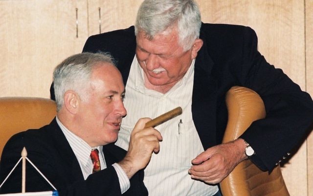 Benjamin Netanyahu vu avec un cigare, à Jérusalem, le 2 juillet 1997. (Crédit : Flash90)