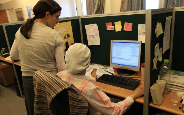 Photo d'illustration : Des femmes ultra-orthodoxes travaillent dans l'entreprise de technologie du Malam Group IT dans l'implantation de Beitar Illit, le 19 août 2009. (Crédit : Nati Shohat/Flash90/File) Photo d'illustration : Des femmes ultra-orthodoxes travaillent dans l'entreprise de technologie du Malam Group IT dans l'implantation de Beitar Illit, le 19 août 2009. (Crédit : Nati Shohat/Flash90/File)