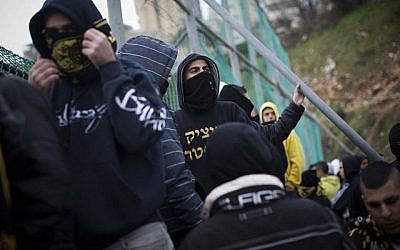 Des fans du Beitar Jerusalem protestent contre la décision de transférer de joueurs tchétchènes musulmans, Zaur Sadayev et Gabriel Kadiev, le 1 février, 2013. (Crédit : Yonatan Sindel/Flash90)