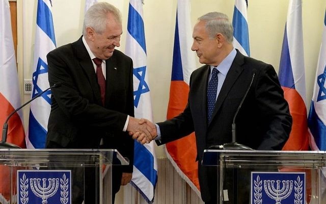 Le Premier ministre Benjamin Netanyahu, à droite, serre la main du président tchèque Milos Zeman à la résidence du Premier ministre à Jérusalem, le 7 octobre 2013 (Crédit :  Kobi Gideon/GPO/Flash90)