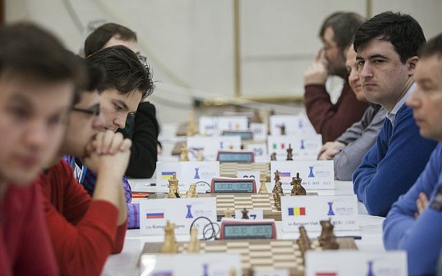 Des joueurs d'échecs lors d'un tournoi à Jérusalem, le 25 février 2015. (Crédit : Yonatan Sindel / Flash90)