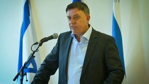 Le ministre de l'Environnement, Avi Gabbay, annonce sa démission, le 27 mai 2016 (Crédit : FLASH90)