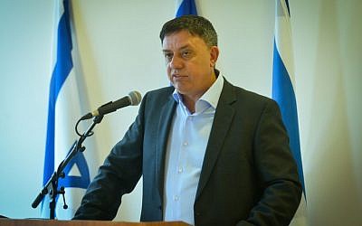 Le ministre de l'Environnement, Avi Gabbay, annonce sa démission, le 27 mai 2016 (Crédit : FLASH90) Le ministre de l'Environnement, Avi Gabbay, annonce sa démission, le 27 mai 2016 (Crédit : FLASH90)