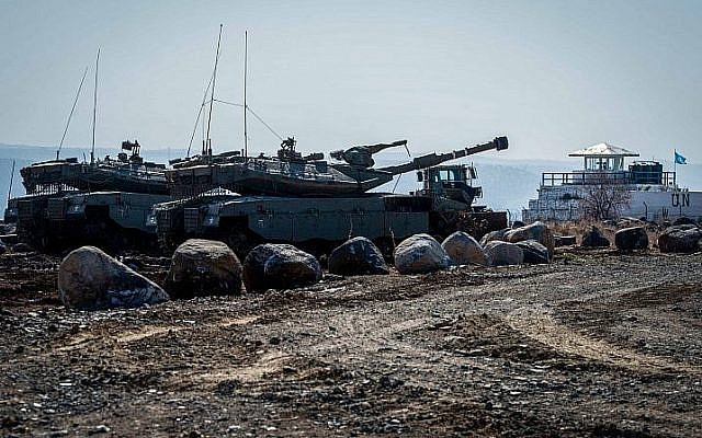 Des soldats israéliens patrouillent sur la frontière israélo-syrienne sur le plateau du Golan (Crédit : Basel Awidat/Flash90) Des soldats israéliens patrouillent sur la frontière israélo-syrienne sur le plateau du Golan (Crédit : Basel Awidat/Flash90)