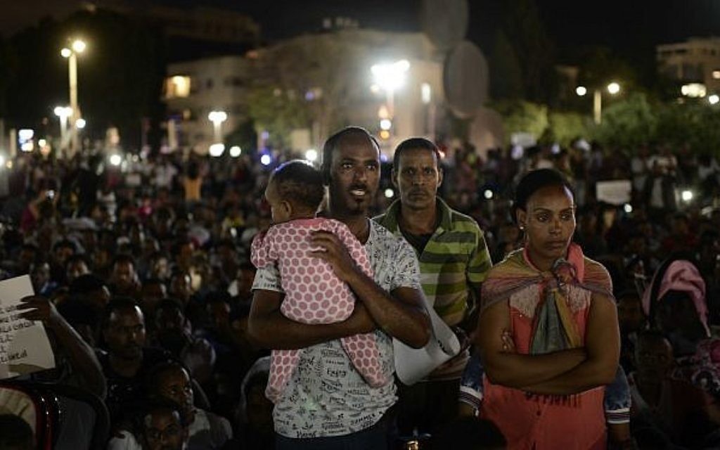 Des migrants africains participent à une manifestation à Tel Aviv le 10 juin 2017 contre la "Loi de dépôt", qui exige qu'ils déposent 20 % de leur salaire dans un fonds qu'ils ne peuvent récupérer qu'après leur départ du pays. (Tomer Neuberg/Flash90)