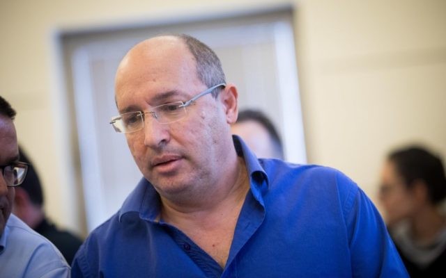Le chef de la Histadrut Avi Nissenkorn à la cour nationale du travail à Jérusalem, le 5 décembre 2017 (Crédit : Yonatan Sindel/Flash90)