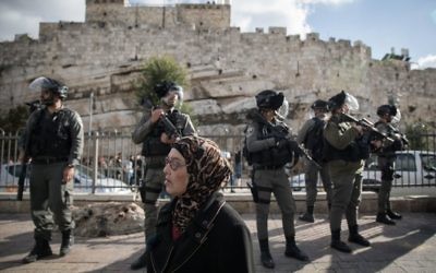 La police israélienne monte la garde pendant une manifestation des Palestiniens dans la Vieille Ville de Jérusalem, porte de Damas, après l'annonce faite par le président Donald Trump de la reconnaissance de Jérusalem comme capitale d'Israël, le 7 décembre 2017 (Crédit :Hadas Parush/Flash90)