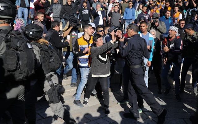 Les forces de sécurité et des manifestants palestiniens lors d'une manifestation à la porte de Damas dans la Vieille Ville de Jérusalem, le 8 décembre 2017 (Crédit : Hadas Parush / Flash90)