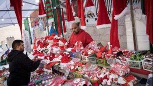 Des arabes chrétiens vendent des chapeaux et des poupées de père Noël à Nazareth avant Noël le 9 décembre 2017 (Crédit : Nati Shohat/Flash90)