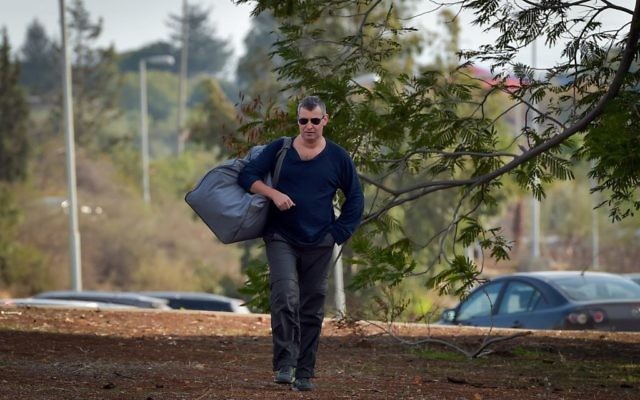 L'ancien ministre du tourisme Stas Misezhnikov arrive à la prison d'Hermon dans le nord d'Israël pour commencer sa peine de 15 mois, le 17 décembre 2017. (Crédit : Basel Awidat / Flash90)
