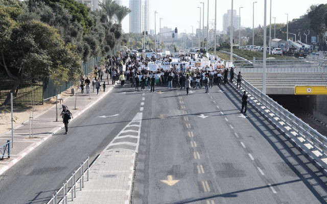Les employés de l'entreprise Teva protestent contre le licenciement prévu de centaines d'employés à Petah Tikva le 17 décembre 2017 (Crédit : Tomer Neuberg/Flash90)