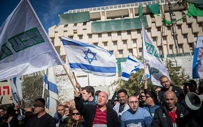 Les employés de Teva manifestent devant le bureau du Premier ministre à Jérusalem contre le plan de licenciement de plusieurs centaines de personnes, le 17 décembre 2017 (Crédit : Yonatan Sindel/Flash90)