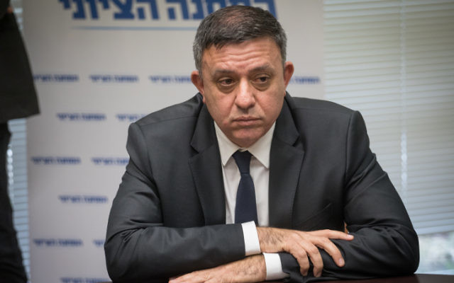 .Avi Gabbay, chef de l'Union sioniste, à la réunion hebdomadaire du parti à la Knesset, le 18 décembre 2017. (Crédit : Hadas Parush/Flash90) .Avi Gabbay, chef de l'Union sioniste, à la réunion hebdomadaire du parti à la Knesset, le 18 décembre 2017. (Crédit : Hadas Parush/Flash90)