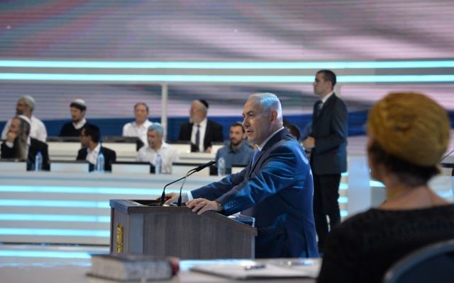 Le Premier ministre Benjamin Netanyahu lors du concours annuel consacré à la bible à Jérusalem le 19 décembre 2017 (Crédit : Kobi Gideon/GPO/Flash90)