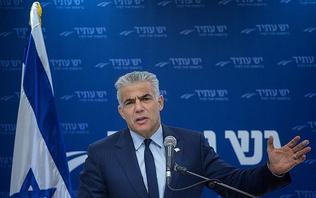 Le président du parti Yesh Atid, Yair Lapid, préside une réunion de la faction à la Knesset le 25 décembre 2017. (Crédit : Miriam Alster / Flash90) Le président du parti Yesh Atid, Yair Lapid, préside une réunion de la faction à la Knesset le 25 décembre 2017. (Crédit : Miriam Alster / Flash90)