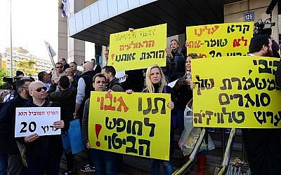 Les employés de Channel 20 ont manifesté devant les bâtiments du gouvernement à Tel Aviv contre la menace de fermeture de la chaîne, le 25 décembre 2017. (Tomer Neuberg/Flash90)