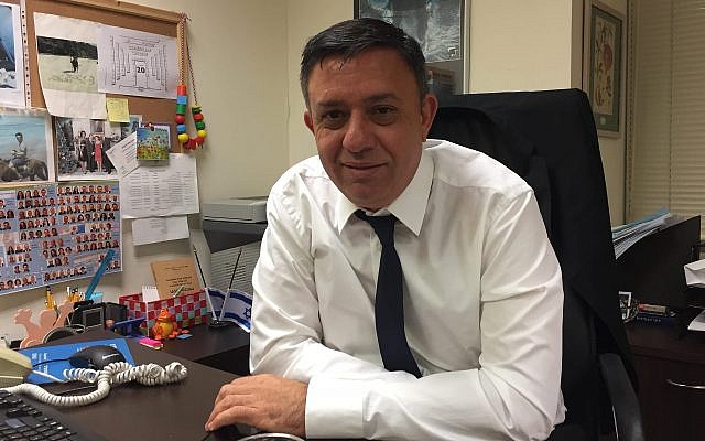 Le président du part Travailliste Avi Gabbay dans son bureau de la Knesset, le 25 décembre 2017 (Crédit : Equipe du Times of Israel)
