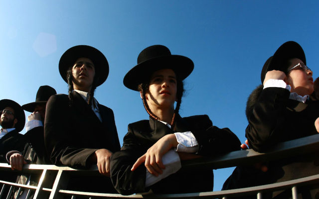 Jeunes hommes ultra-orthodoxes (Haredi) (Crédit : Rishwanth Jayapaul/Flash90) Jeunes hommes ultra-orthodoxes (Haredi) (Crédit : Rishwanth Jayapaul/Flash90)