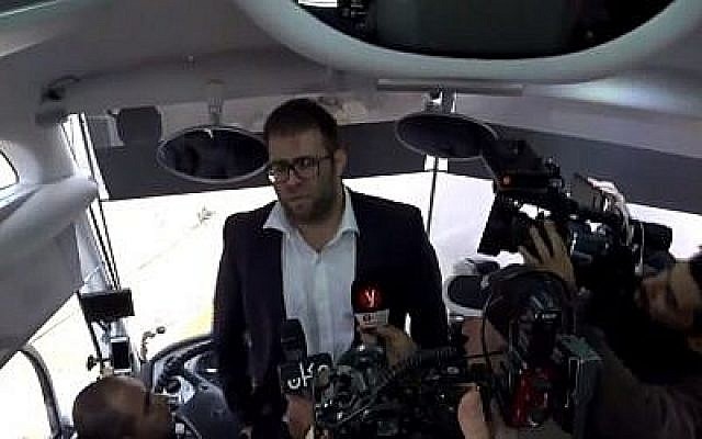 Le député du Likud Oren Hazan monte dans un bus transportant des membres de la famille de Gazaouis détenus dans une prison militaire israélienne, le 25 décembre 2017. (Capture d'écran : Israel Hayom) Le député du Likud Oren Hazan monte dans un bus transportant des membres de la famille de Gazaouis détenus dans une prison militaire israélienne, le 25 décembre 2017. (Capture d'écran : Israel Hayom)