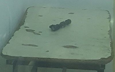 La photo d'un engin dispositif présumé qui aurait été découvert accroché à un Palestinien par des agents de la police des frontières aux abords du tribunal militaire de Samarie en Cisjordanie,  le 17 décembre 2017 (Crédit : Porte-parole de la police)