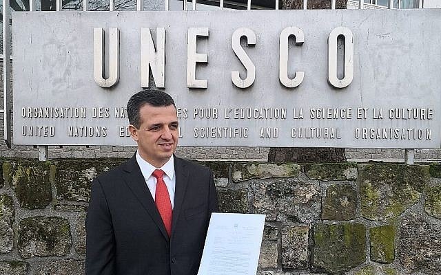 L'envoyé israélien à l'UNESCO,  Carmel Shama-Hacohen, tente de livrer des documents officiels annonçant le retrait israélien de l'organisation culturelle, le 28 décembre 2017 (Autorisation)