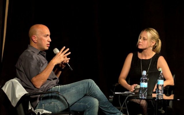 Avi Issacharoff (à gauche), le créateur de "Fauda", parle avec Sarah Tuttle-Singer à l'événement du Times of Israel, le 3 décembre 2017 à Jérusalem (Crédit : Beit Avi Chai)