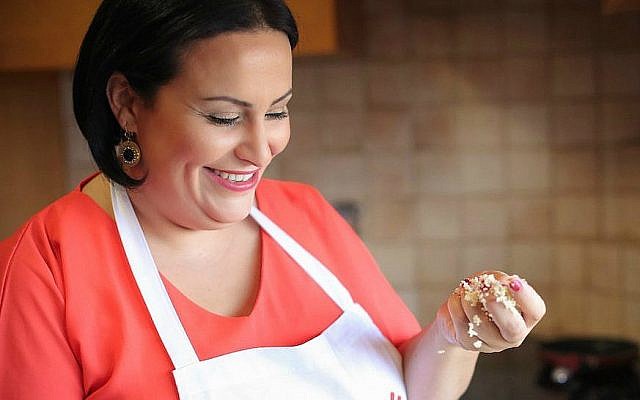 Nof Atamna-Ismaeel, la première lauréate aabe israélienne de MasterChef Israel, rassemble Juifs, Musulmans et Chrétiens au festival A-Sham. (Crédit : (Ehab Shukha, via JTA)