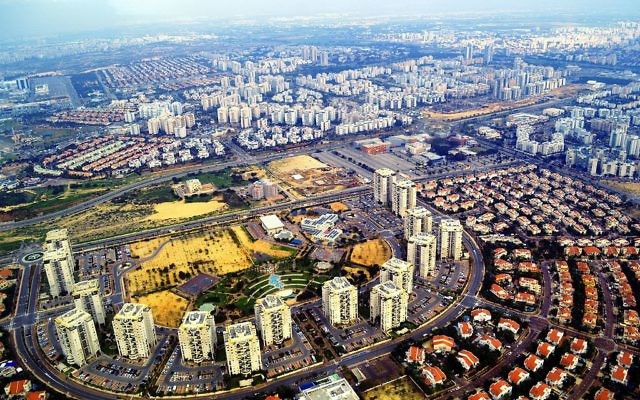 Vue aérienne de Rishon Lezion (Crédit : Wikipedia) Vue aérienne de Rishon Lezion (Crédit : Wikipedia)