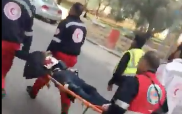 Illusration : Un attaquant palestinien, apparemment muni d'une ceinture d'explosifs, transporté par le Croissant rouge palestinien après avoir poignardé un garde-frontière à Ramallah, le 15 décembre 2017. (Crédit : capture d'écran YouTube) Illusration : Un attaquant palestinien, apparemment muni d'une ceinture d'explosifs, transporté par le Croissant rouge palestinien après avoir poignardé un garde-frontière à Ramallah, le 15 décembre 2017. (Crédit : capture d'écran YouTube)
