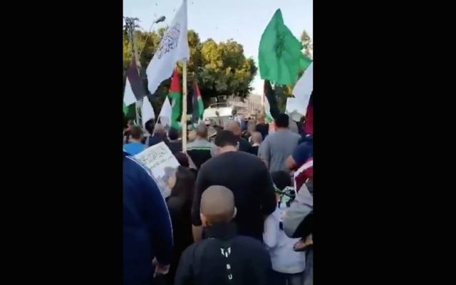 Des Arabes israéliens participent à une manifestation à Jaffa contre la reconnaissance par le président américain Donald Trump de Jérusalem en tant que capitale d'Israël, le 16 décembre 2017 (Capture d'écran : Twitter) Des Arabes israéliens participent à une manifestation à Jaffa contre la reconnaissance par le président américain Donald Trump de Jérusalem en tant que capitale d'Israël, le 16 décembre 2017 (Capture d'écran : Twitter)