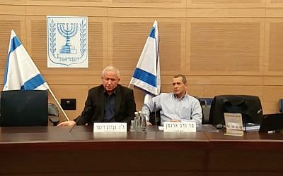 Le chef de l'agence de sécurité du Shin Bet, Nadav Argaman, (d), prend la parole devant la commission des Affaires étrangères et de la Défense de la Knesset, présidée par le député du Likud Avi Dichter, (g), le 24 décembre 2017. (Crédit : capture d'écran)