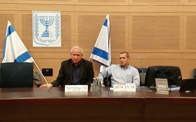 Le chef de l'agence de sécurité du Shin Bet, Nadav Argaman, (d), prend la parole devant la commission des Affaires étrangères et de la Défense de la Knesset, présidée par le député du Likud Avi Dichter, (g), le 24 décembre 2017. (Crédit : capture d'écran) Le chef de l'agence de sécurité du Shin Bet, Nadav Argaman, (d), prend la parole devant la commission des Affaires étrangères et de la Défense de la Knesset, présidée par le député du Likud Avi Dichter, (g), le 24 décembre 2017. (Crédit : capture d'écran)