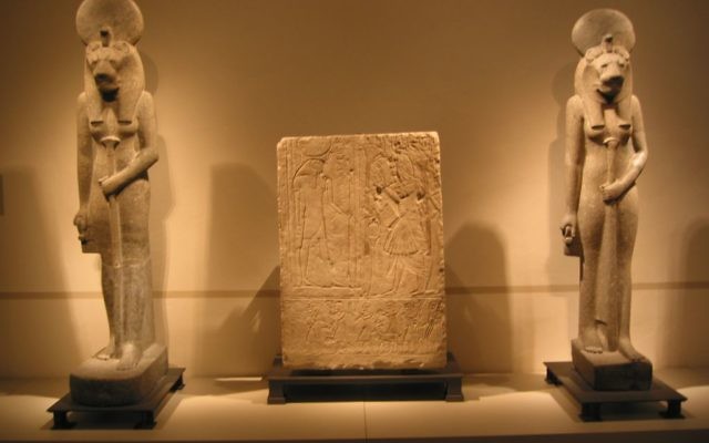 Illustration : deux statues de Sekhmet, déesse du soleil, au Musée d'Egypte de Berlin. (Crédit : Wikipedia Commons) Illustration : deux statues de Sekhmet, déesse du soleil, au Musée d'Egypte de Berlin. (Crédit : Wikipedia Commons)