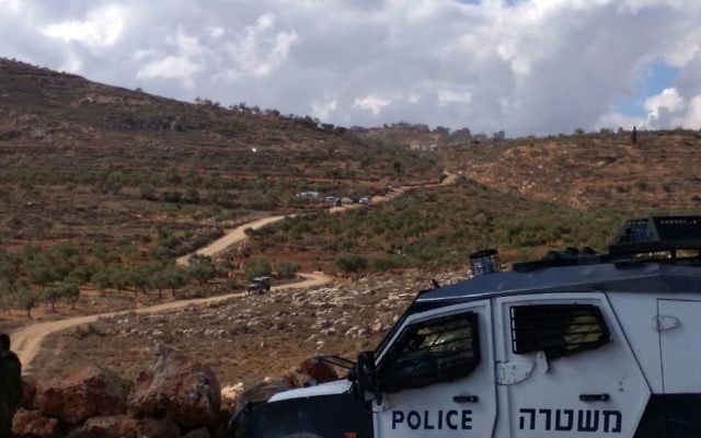 Des résidents d'implantation israéliens et les Palestiniens s'affrontent dans le nord de la Cisjordanie, le 30 novembre 2017 (Crédit : (Nasser Ishtayeh/Flash90)) Des résidents d'implantation israéliens et les Palestiniens s'affrontent dans le nord de la Cisjordanie, le 30 novembre 2017 (Crédit : (Nasser Ishtayeh/Flash90))