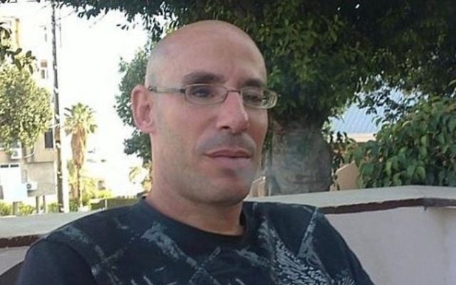 Asher Elmaliach, le gardien de sécurité attaqué au couteau aux abords de la gare routière de Jérusalem le 10 décembre 2017 (Crédit : Facebook) Asher Elmaliach, le gardien de sécurité attaqué au couteau aux abords de la gare routière de Jérusalem le 10 décembre 2017 (Crédit : Facebook)