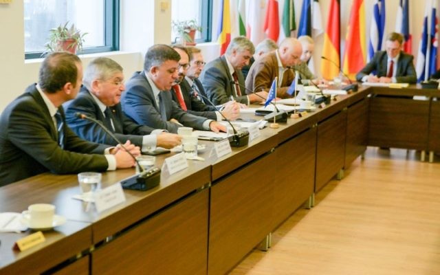 Le président du parti travailliste, Avi Gabbay, s'adresse aux ambassadeurs européens en Israël le 15 décembre 2017 (Crédit : Autorisation)