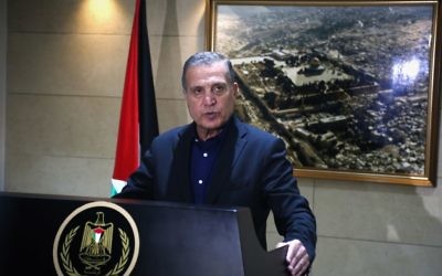 Nabil Abu Rudeinah, porte-parole de Mahmoud Abbas, lors d'une conférence de presse à Ramallah, en Cisjordanie, le 5 décembre, suite à un entretien téléphonique entre Abbas et le président américain Donald Trump. (Crédit : Flash90)