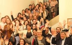 Hélène Le Gal (premier plan, centre), ambassadrice de France en Israël a accueilli le 5 décembre dernier 86 volontaires du Service civique français (Crédit: Elodie Sauvage/ambassade de France en Israël)