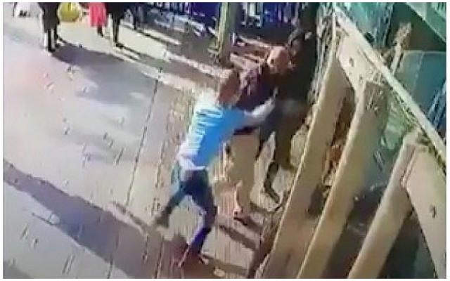 Capture d'écran de la vidéo-surveillance montrant Yassin Abu al-Qar'a en train de poignarder Asher Elmaliach à la gare routière centrale de Jérusalem, le 10 décembre 2017.